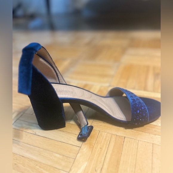 CL by Laundry Comfort Cushion Velvet Heels - Picture 3 of 9